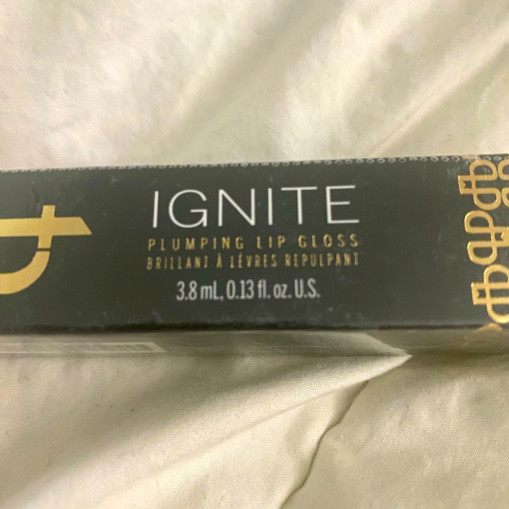 Ignite plumping lip gloss Tori Belle Red